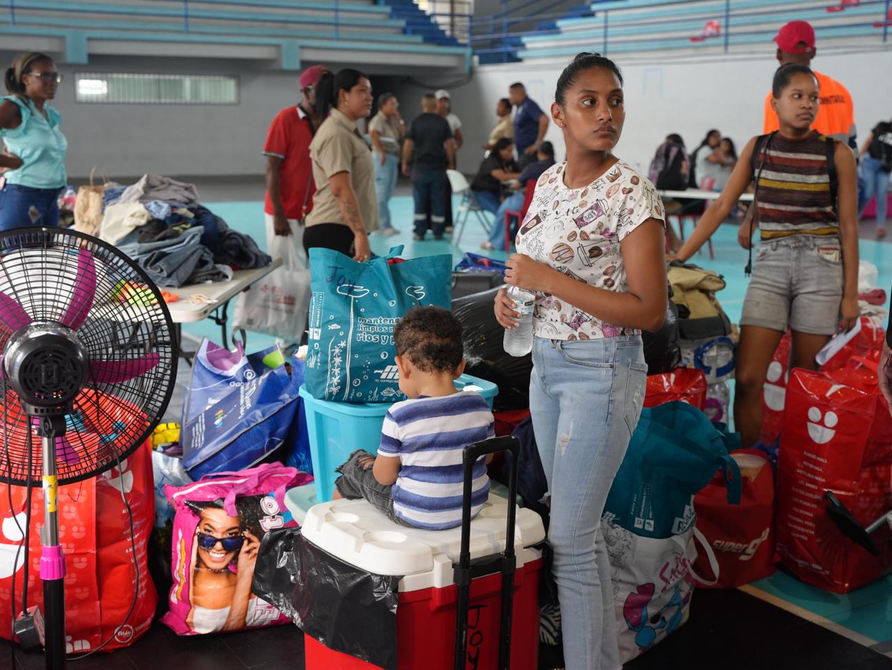 Trasladan a últimas familias del incendio en La Macarronera a hotel