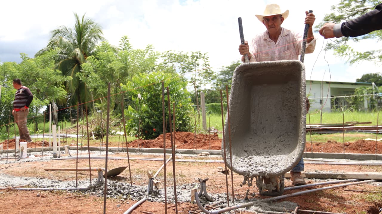 Miviot avanza con vaciado de concreto en reconstrucción vivienda afectada en El Banco de Pesé