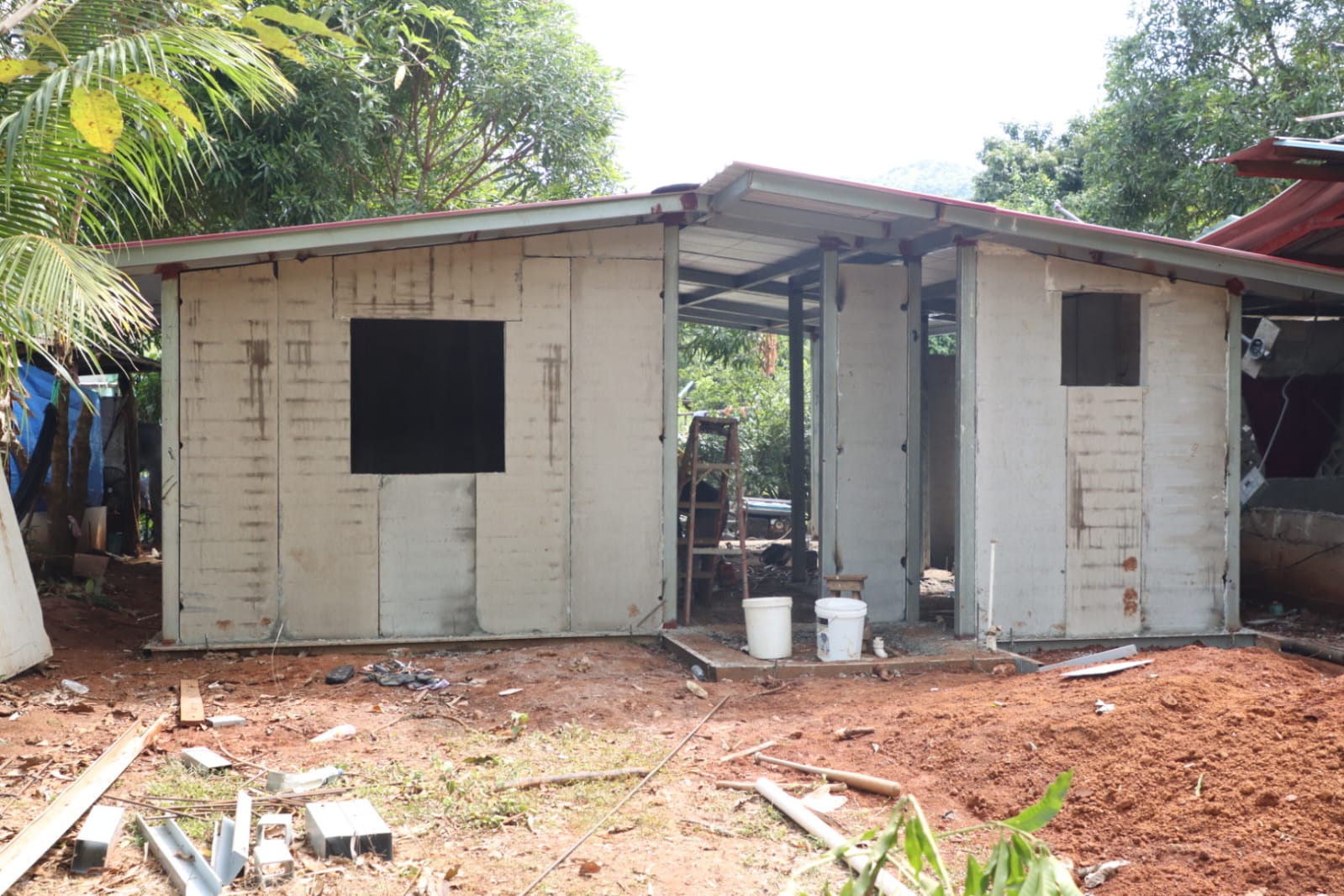 Reconstrucción de vivienda en Soná alcanza instalación de techo y levantamiento de paredes