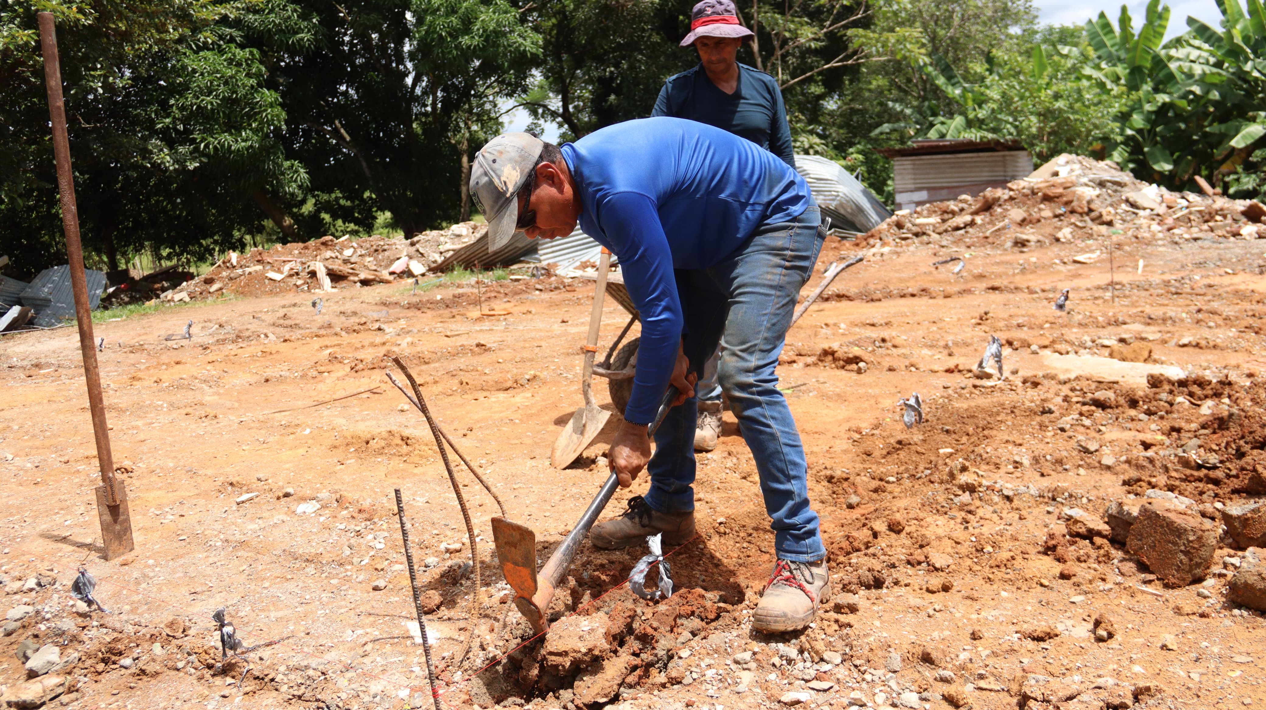 Realizan trabajos de remoción de escombros para iniciar más reconstrucciones de viviendas