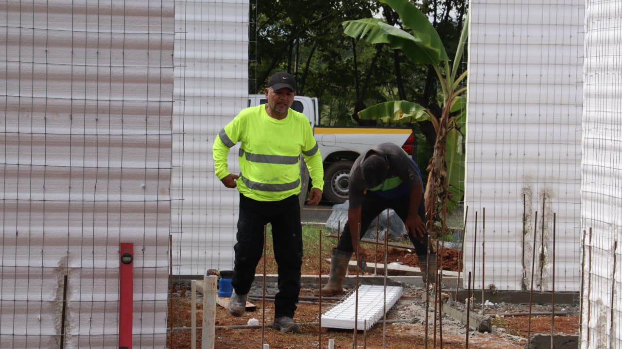 Avanza excavación para fundación de nueva vivienda para adulta con discapacidad visual en Pesé