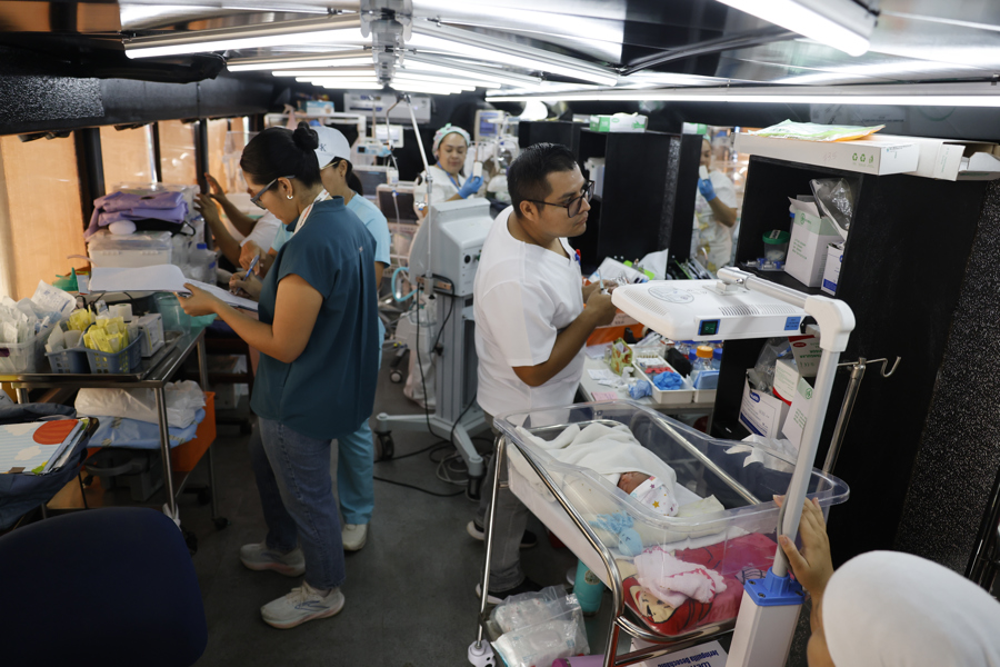 Una barbería-autobús se convierte en una sala de neonatos tras el terremoto en Panamá