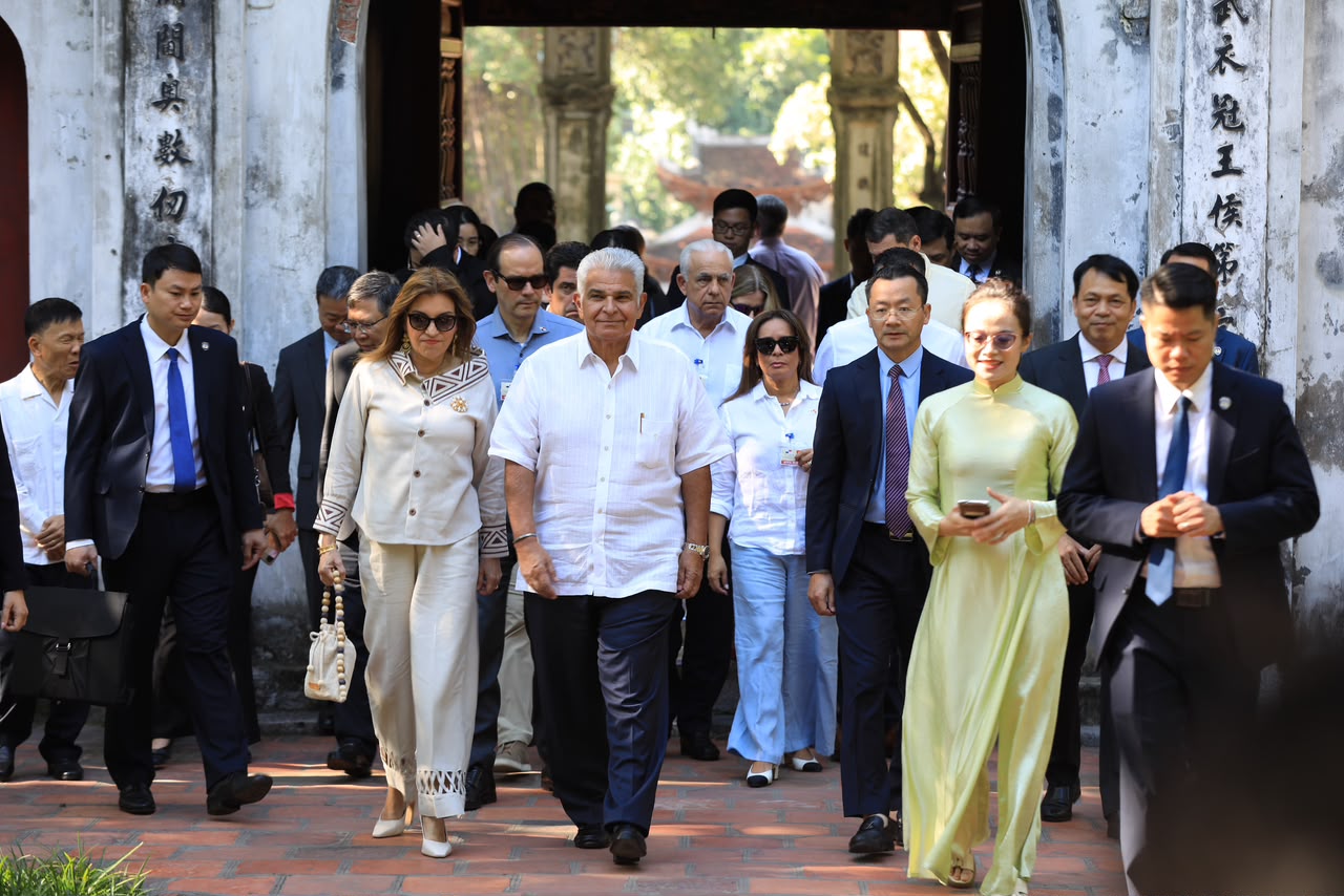 José Raúl Mulino y la primera dama, visitan Templo de la Literatura de Vietnam