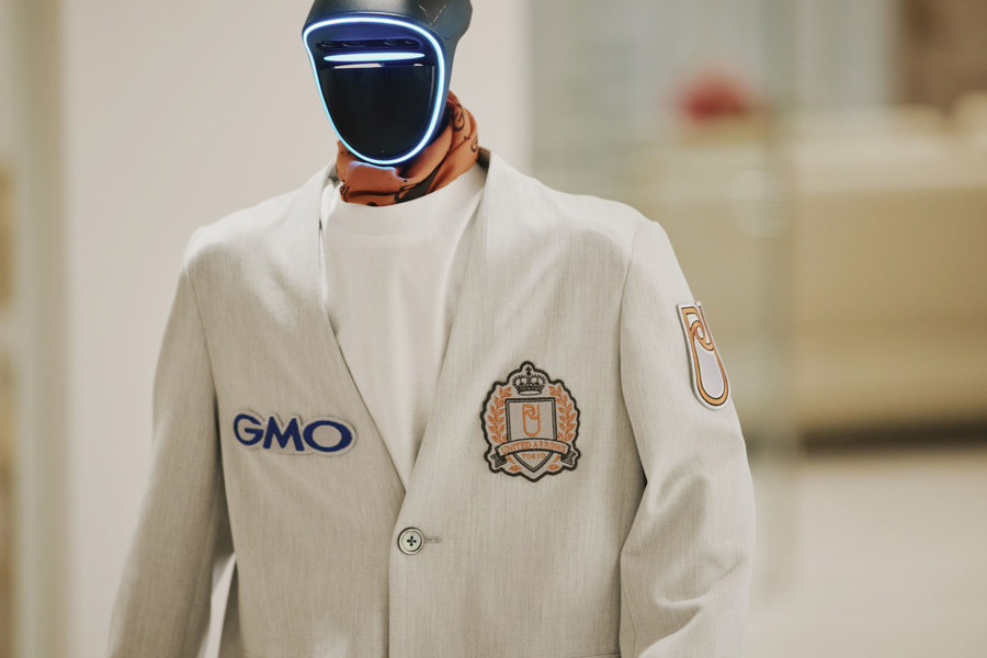 Una compañía japonesa lanza una colección de ropa para robots humanoides