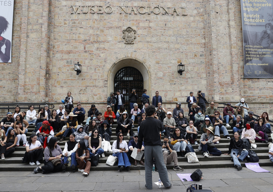Clases en la calle, la protesta académica ante el retiro de obras de un museo colombiano