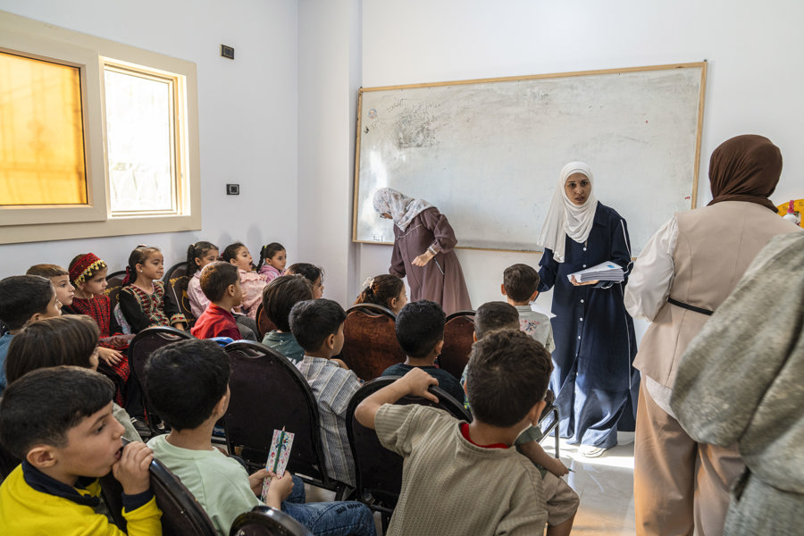 La educación de los niños gazatíes encuentra un refugio en el norte del Sinaí
