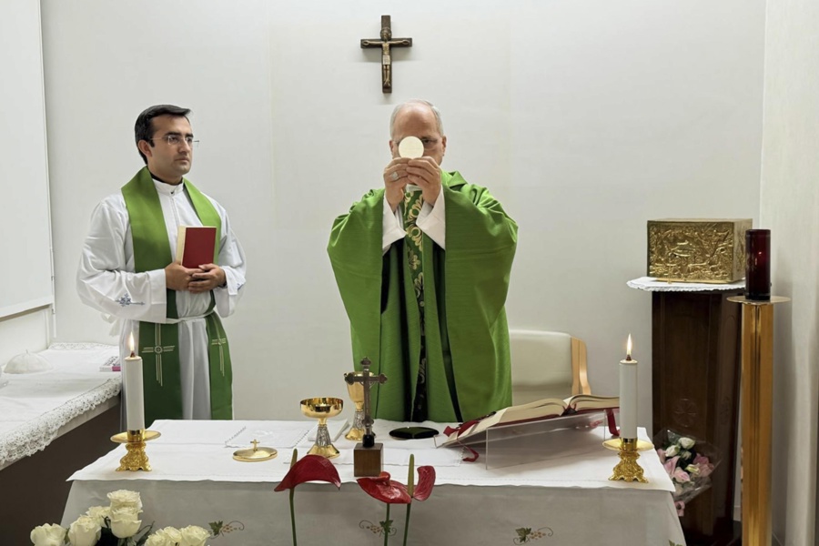 León XIV, oficiando misa y con buen aspecto en las primeras fotografías tras su operación