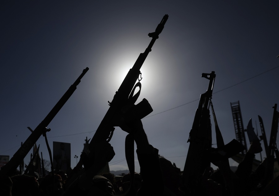 Hutíes lanzan nueva ofensiva en suroeste de Yemen para ganar terreno hacia Bab al Mandeb
