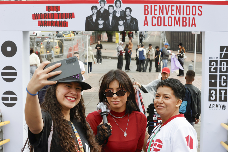 Poco alimento, lluvia y frío: la noche a la intemperie por concierto de BTS en Bogotá