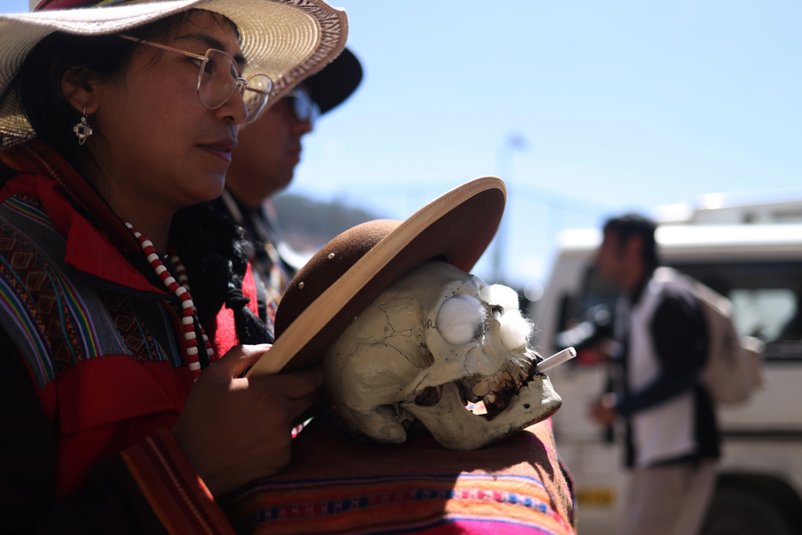 Sabios aimaras desfilan con 'ñatitas' o cráneos humanos por fiesta de difuntos en Bolivia