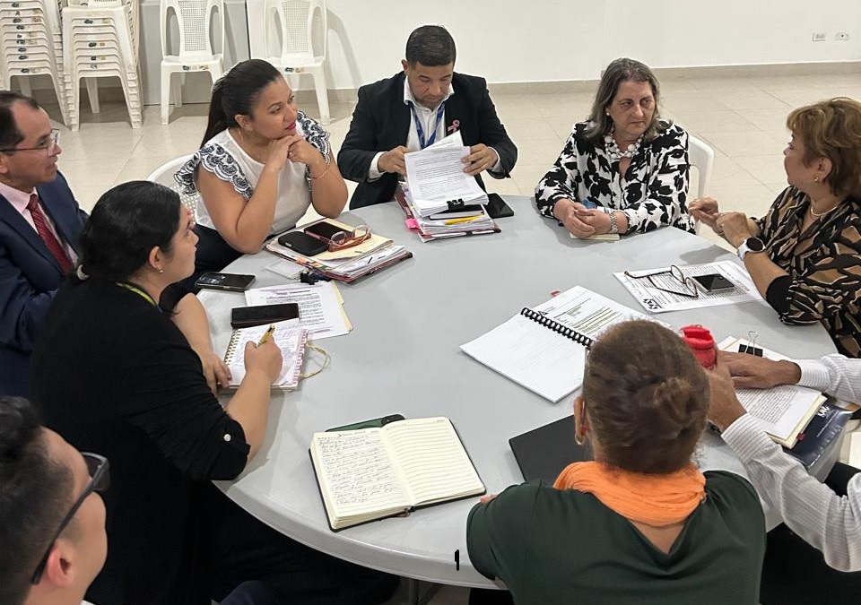 Defensora del Pueblo se reúne con residentes del PH Los Toneles