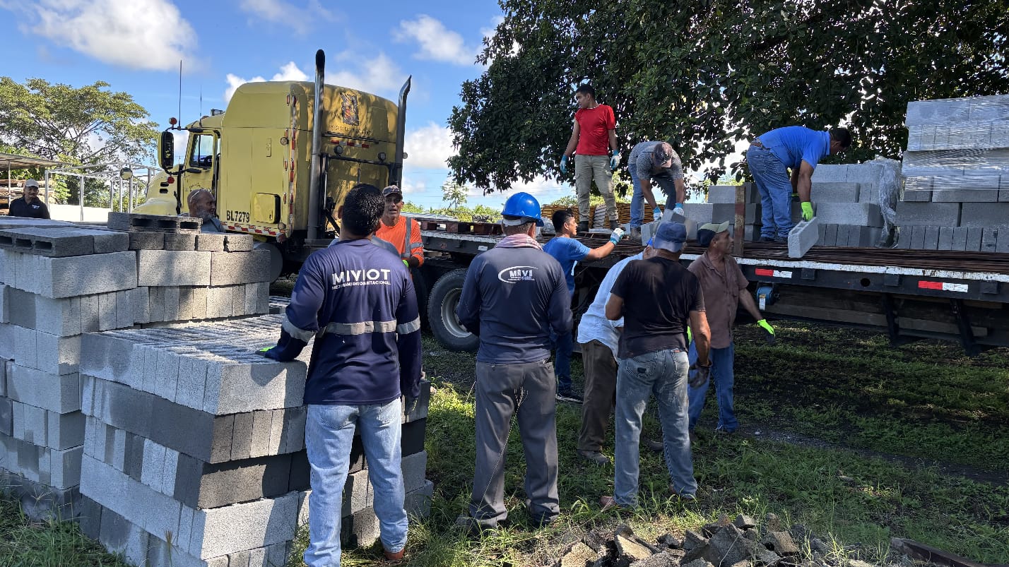 Llegan materiales de construcción a provincias afectadas