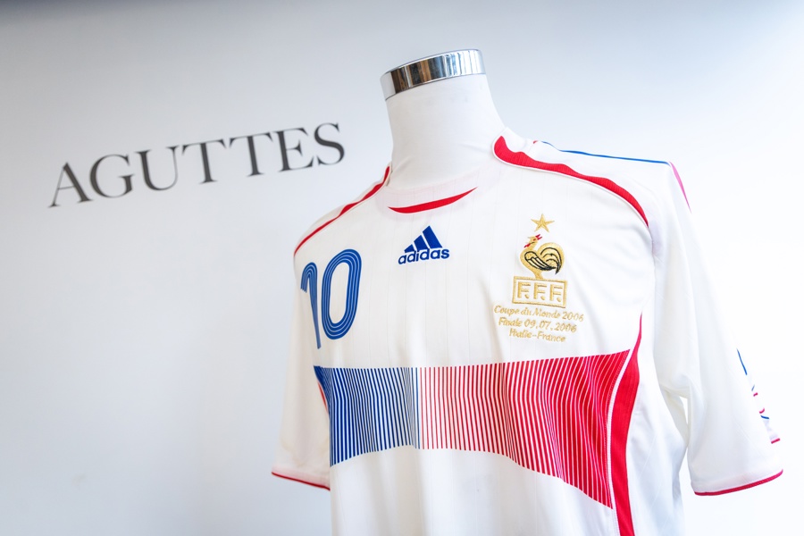 Subastan una camiseta preparada para Zidane en su último partido, la final de 2006