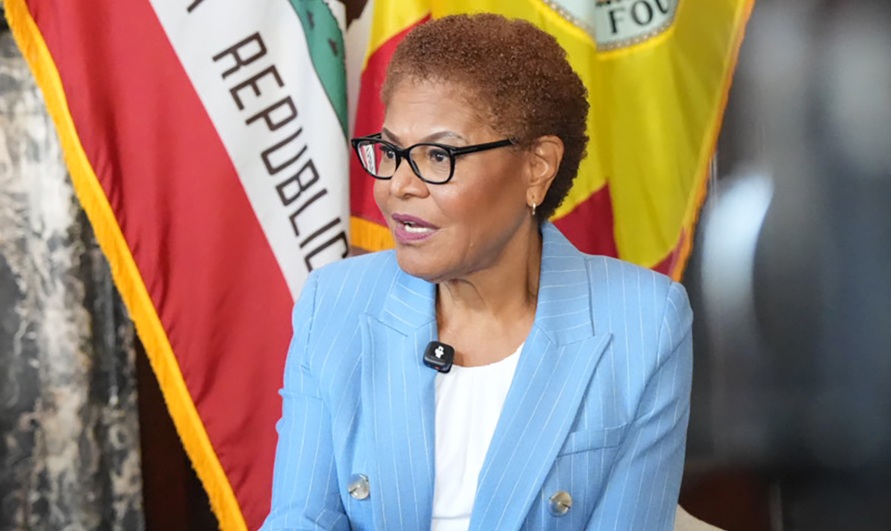 Karen Bass busca la reelección en Los Ángeles con la promesa de hacer frente a Trump