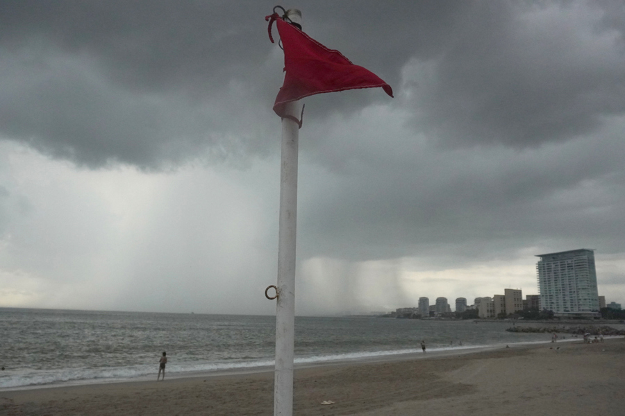 Vance se intensifica a huracán categoría 1 y provoca lluvias al sur de México