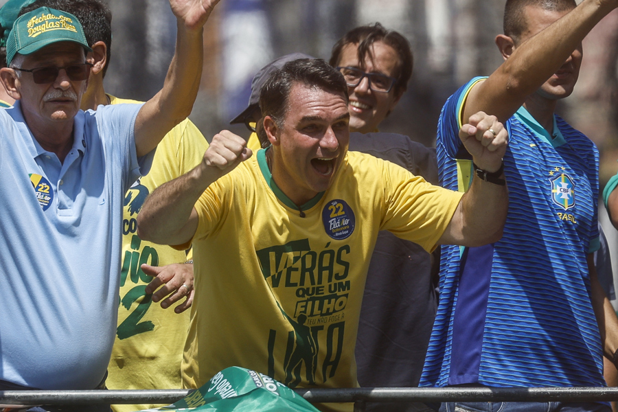 Flávio Bolsonaro recula y confirma su presencia en el debate del domingo con Lula