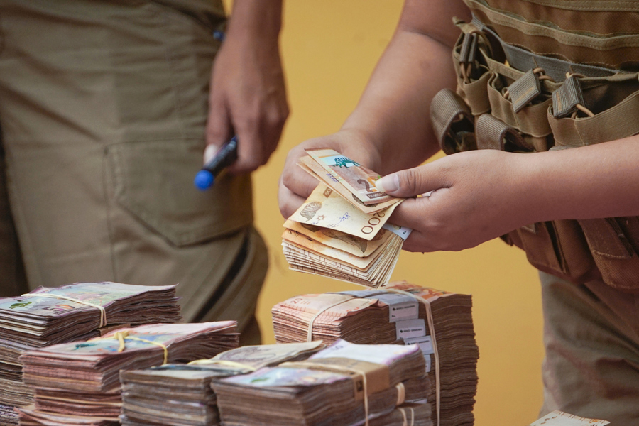 Incautan 303,270 dólares ocultos en ambulancia que salió de la casa del fiscal de Bolivia