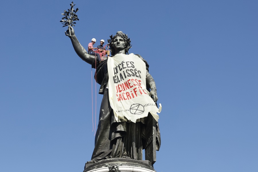 Las protestas estudiantiles acorralan a un Gobierno francés debilitado ante los mercados