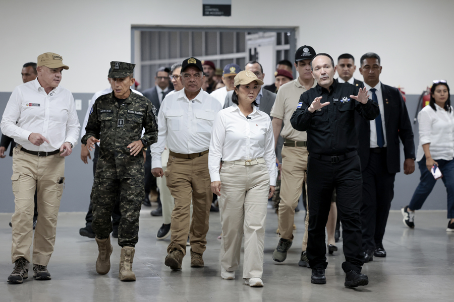 Keiko Fujimori recorre las instalaciones de la megacárcel Cecot en El Salvador