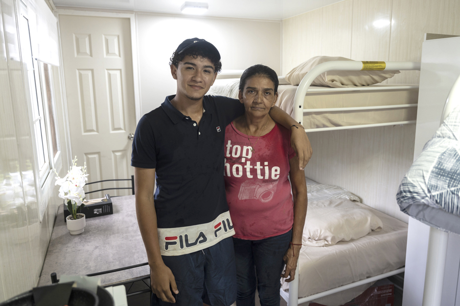 Casas temporales alivian a damnificados por el terremoto en Panamá, que reclaman más ayuda