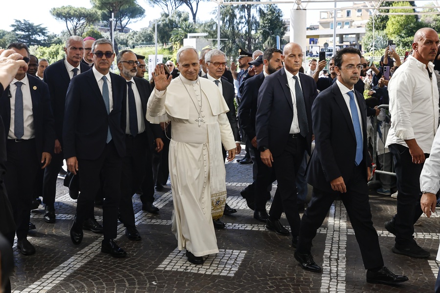 El papa entró andando al hospital acompañado de sus secretarios y médico personal