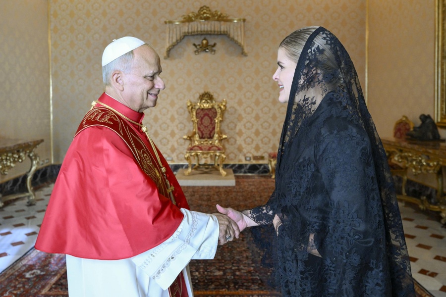 Laura Fernández invita a León XIV a visitar Costa Rica en su reunión en el Vaticano
