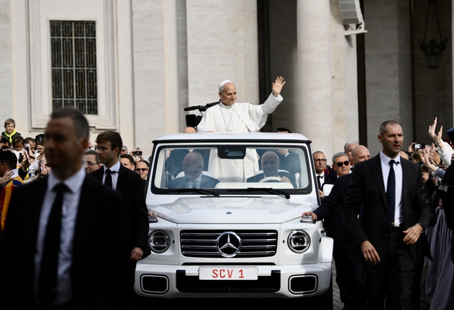 "Un siglo de papamóvil": de coche oficial a instrumento de encuentro con los fieles