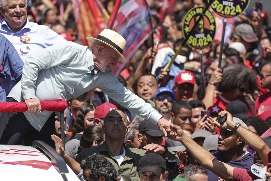 Bolsonaro y Lula se muestran cercanos al pueblo en sus últimas propagandas en TV