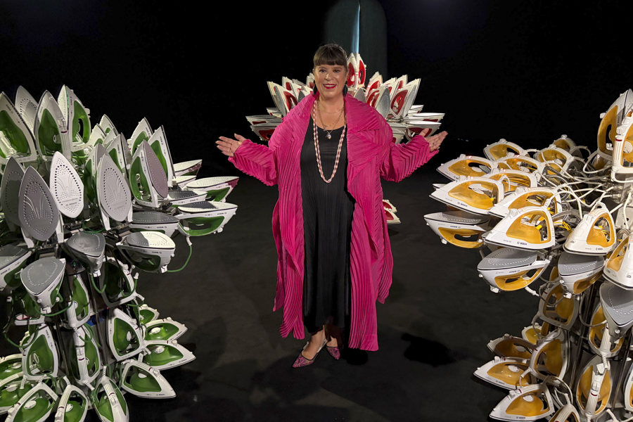 Vestidos "inesperados" de Valentino dialogan en Lisboa con la obra de Joana Vasconcelos