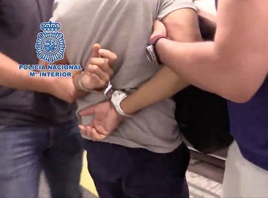 Un hombre es arrestado en España acusado de filmar bajo la falda de 555 mujeres