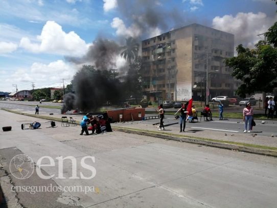 Universitarios cierran vía por segundo día en protestas por reformas constitucionales