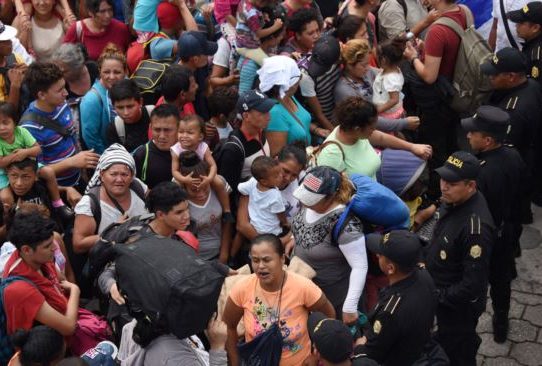 México frena caravana migrante mientras negocia aranceles con EE.UU.