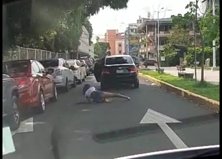 Persona es arrastrada por un auto en marcha cerca al parque Porras