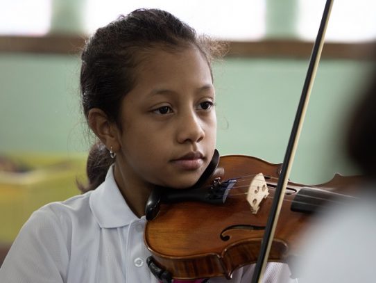 Violinista panameña fue elegida como joven intérprete 2020