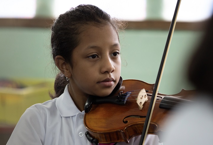 Violinista panameña fue elegida como joven intérprete 2020