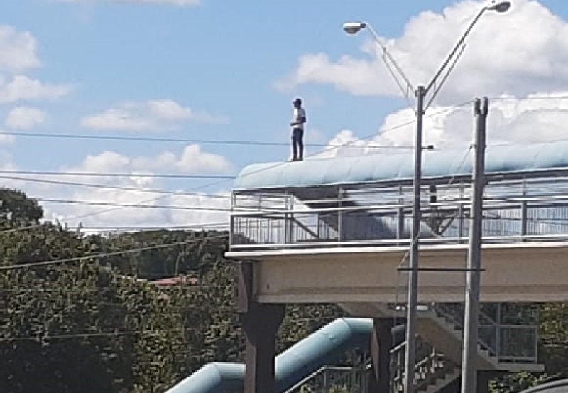 Un hombre intentó tirarse de un puente peatonal en Chitré