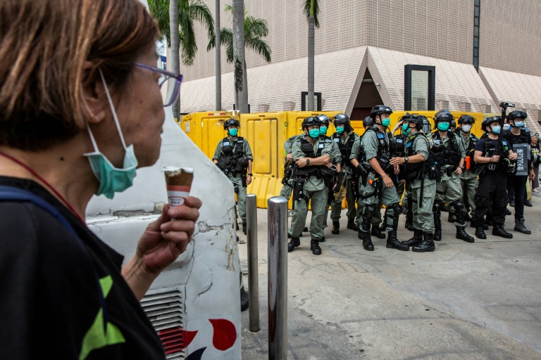 La policía antidisturbios vuelve a intervenir contra manifestantes en Hong Kong