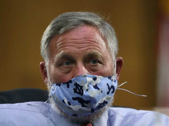 Senador republicano renuncia acusado de tráfico de información privilegiada sobre la pandemia