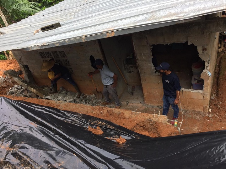Miviot evalúa a familias y repara vivienda por colapso de muro en Arraiján