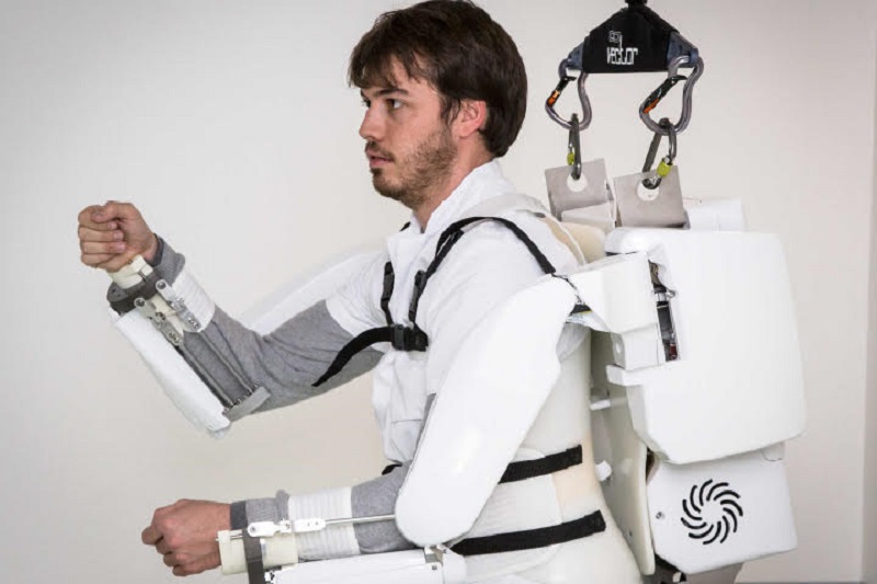 Un tetrapléjico logra caminar gracias a un exoesqueleto conectado al cerebro