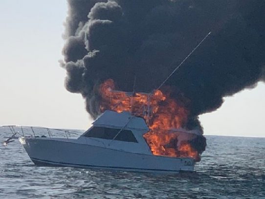 Se incendia yate en Isla Flamenco con 14 pasajeros, todos rescatados