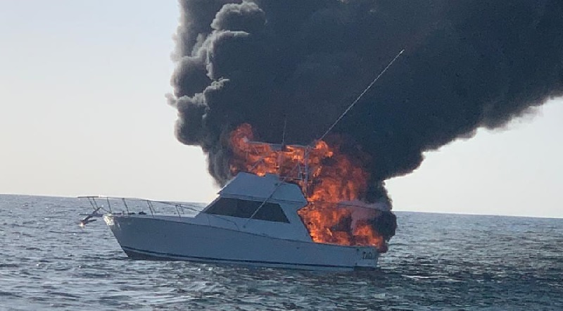 Se incendia yate en Isla Flamenco con 14 pasajeros, todos rescatados