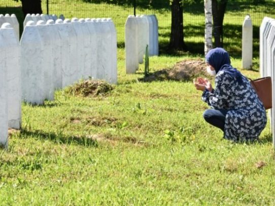 Musulmanes de Bosnia lloran a sus muertos 25 años después de masacre de Srebrenica