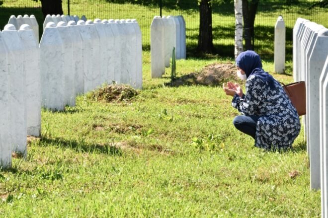 Musulmanes de Bosnia lloran a sus muertos 25 años después de masacre de Srebrenica