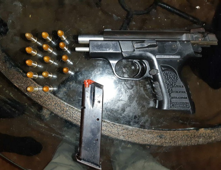 Decomisan armas y droga en allanamiento en El Chorrillo
