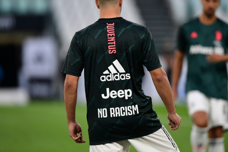 Mensajes de Juventus y Milan contra el racismo en el calentamiento