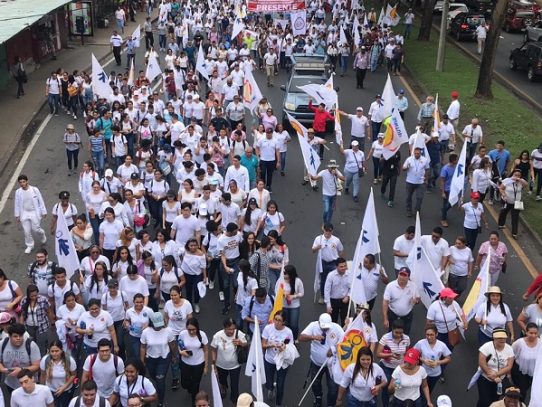 Universitarios marchan en rechazo al paquete de reformas constitucionales