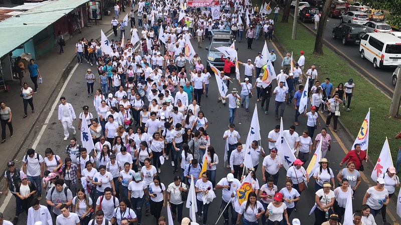 Universitarios marchan en rechazo al paquete de reformas constitucionales