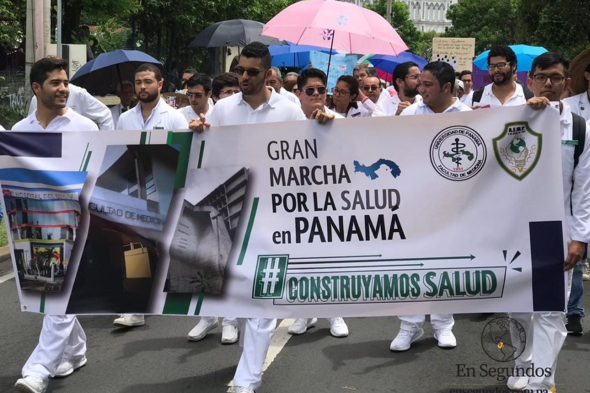 Estudiantes  de medicina a la espera de una nueva facultad