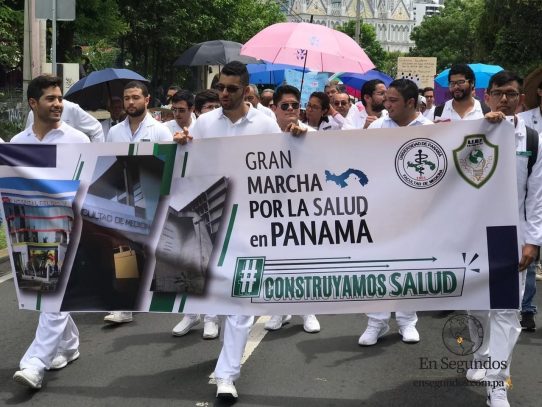 Estudiantes  de medicina a la espera de una nueva facultad